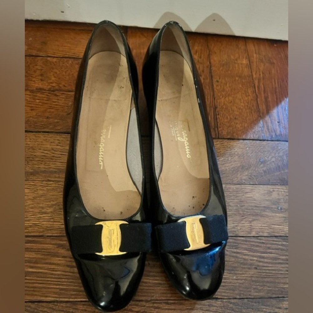 Leather low heel bow pump